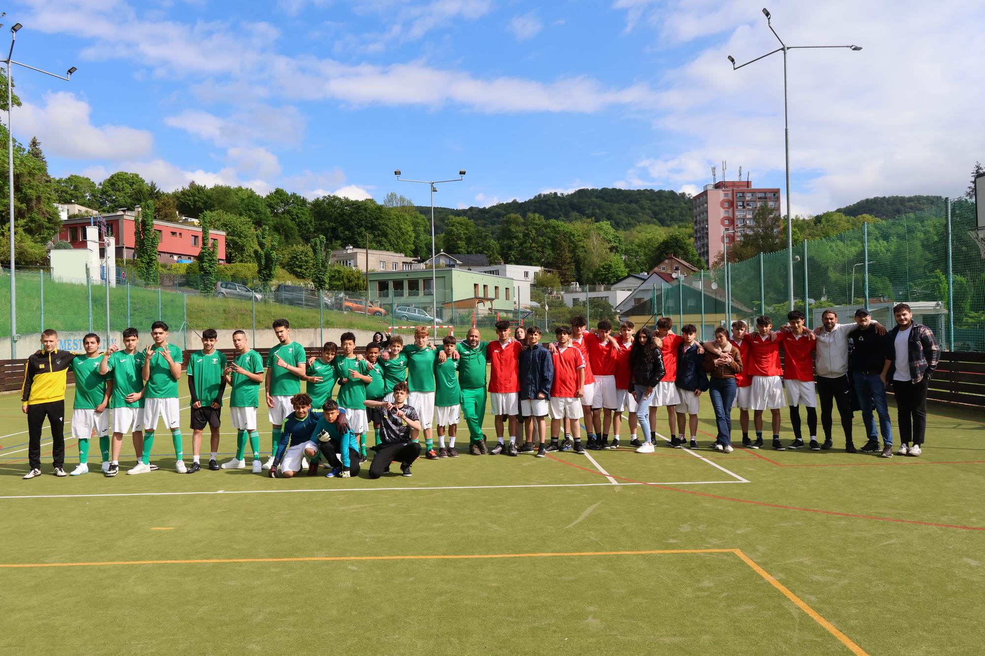 Squadre con maglie verdi e rosse sul campo