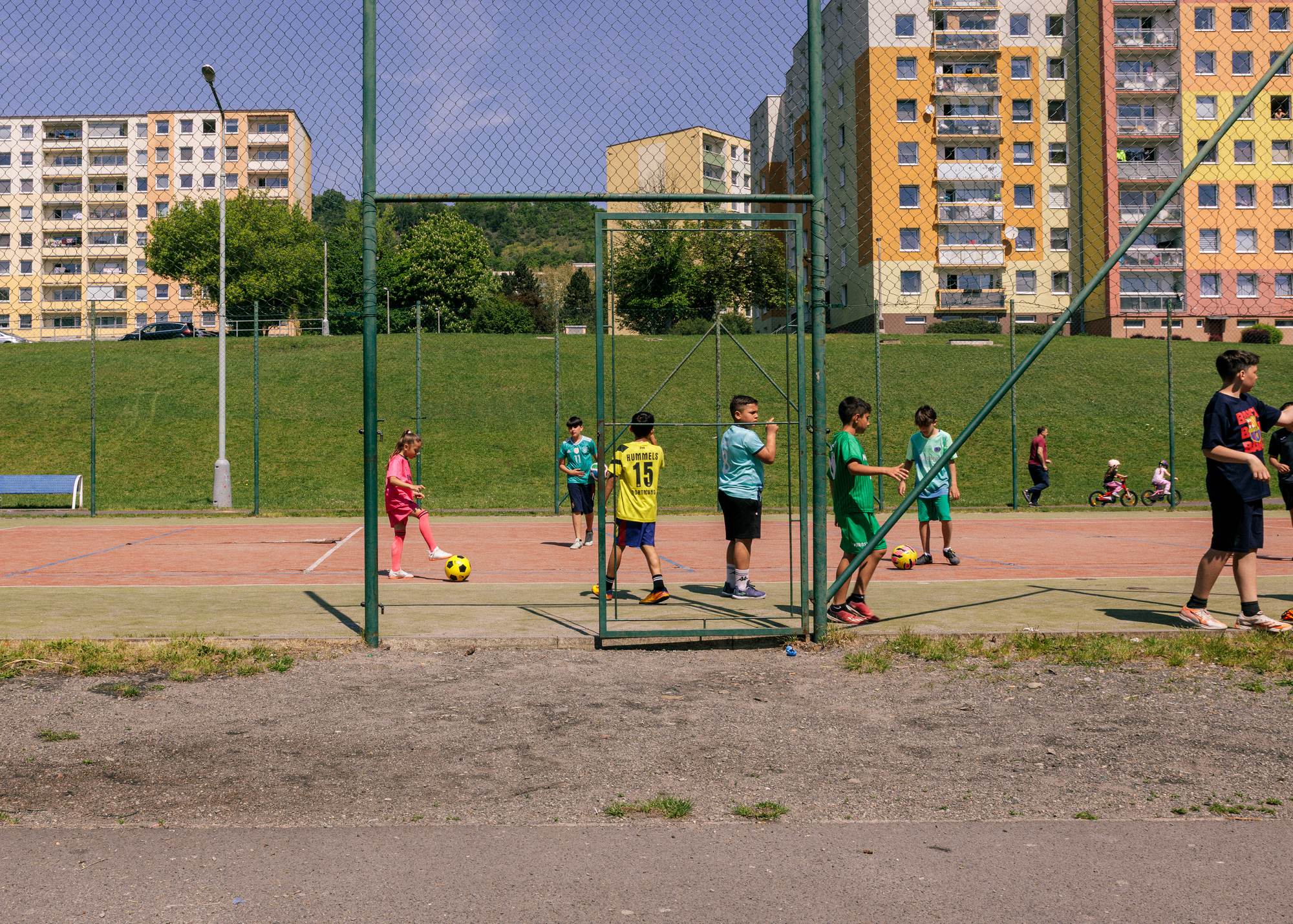 Trénink na hřišti mezi panelovými domy