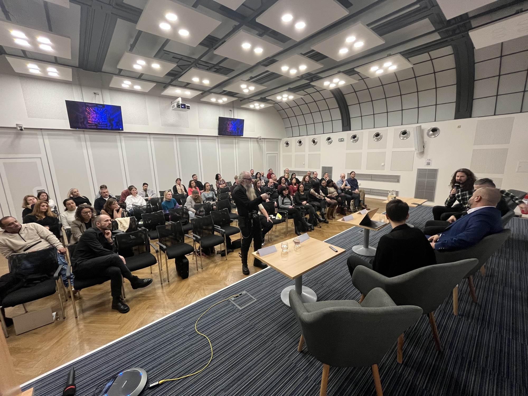 Konferenční sál plný lidí během prezentace