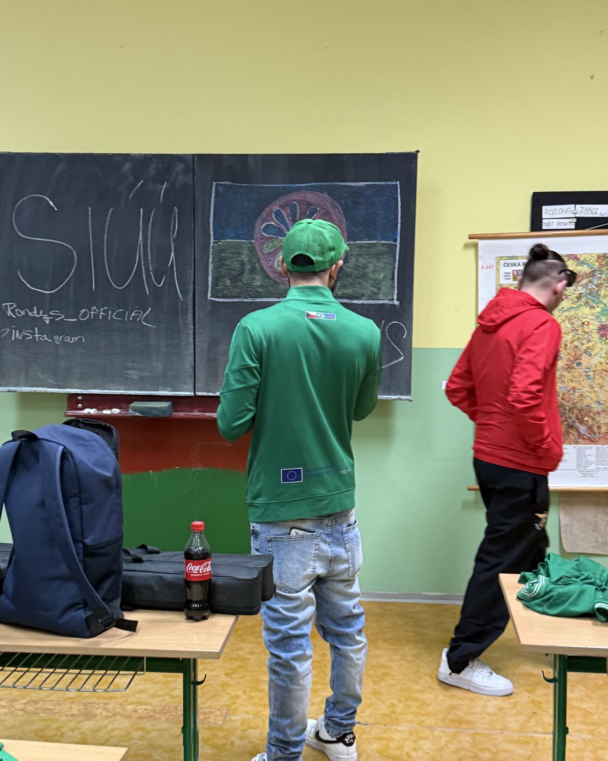 Lektor a děti u školní tabule