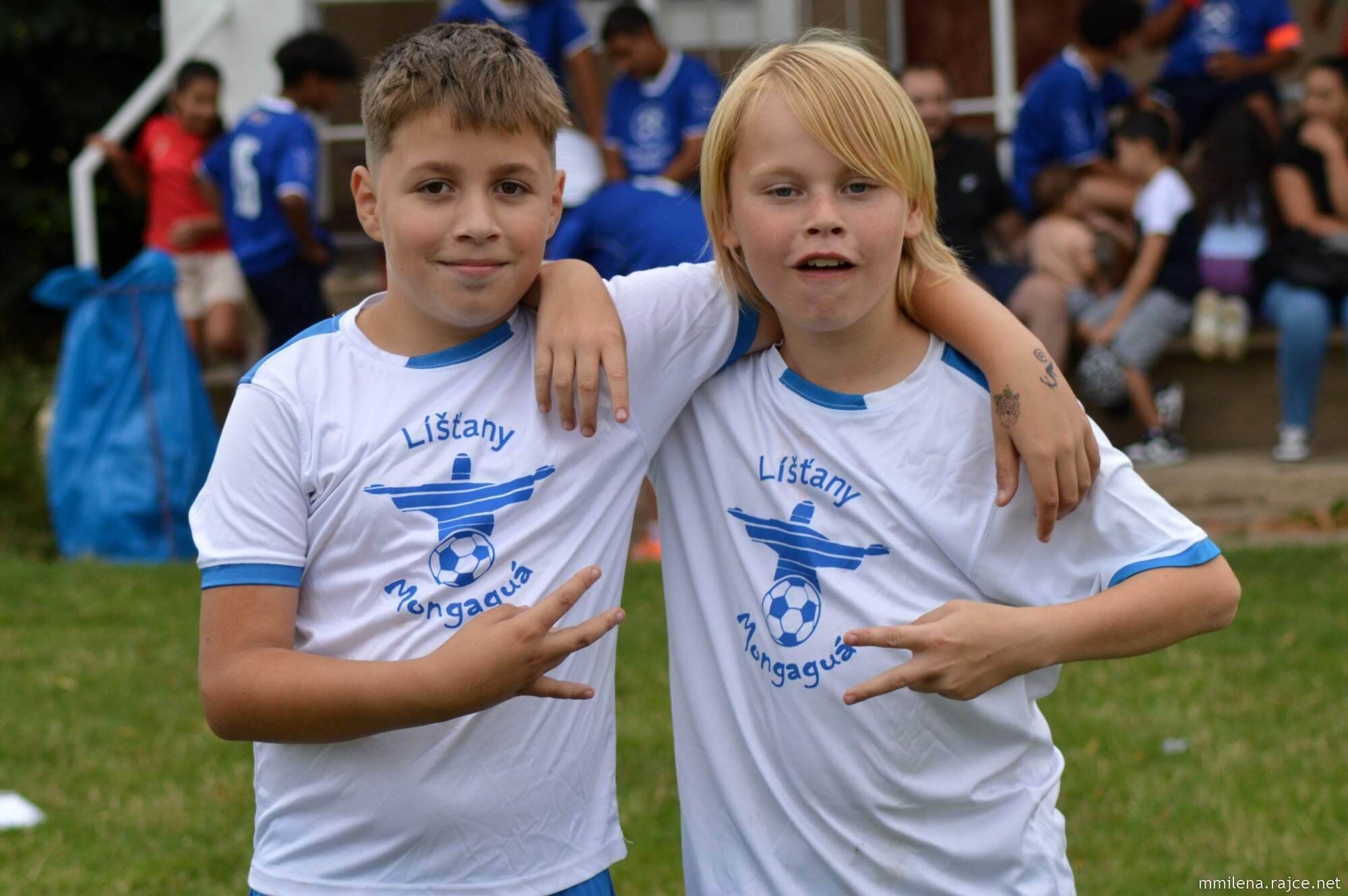Dva kluci v tričkách s nápisem Líšťany